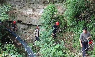 恩施市红土乡悬崖绝壁上架设“天河水路”